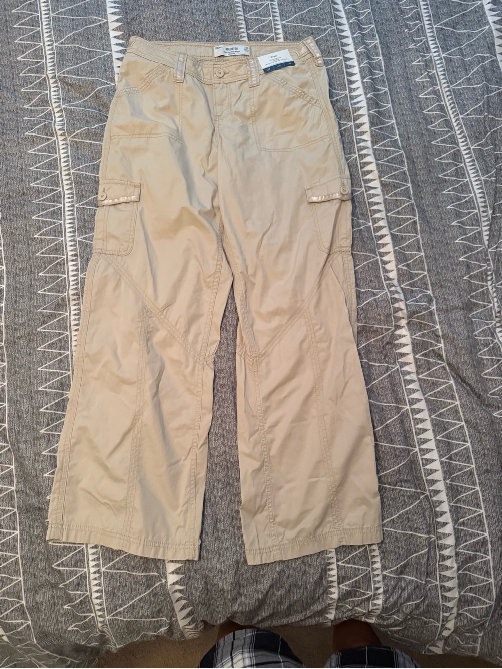 Hollister women’s Khaki Cargo Pants